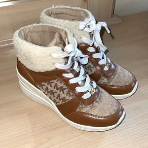 Michael Kors Girls' Tahoe JMK Monogram Wedge Boots Size 2